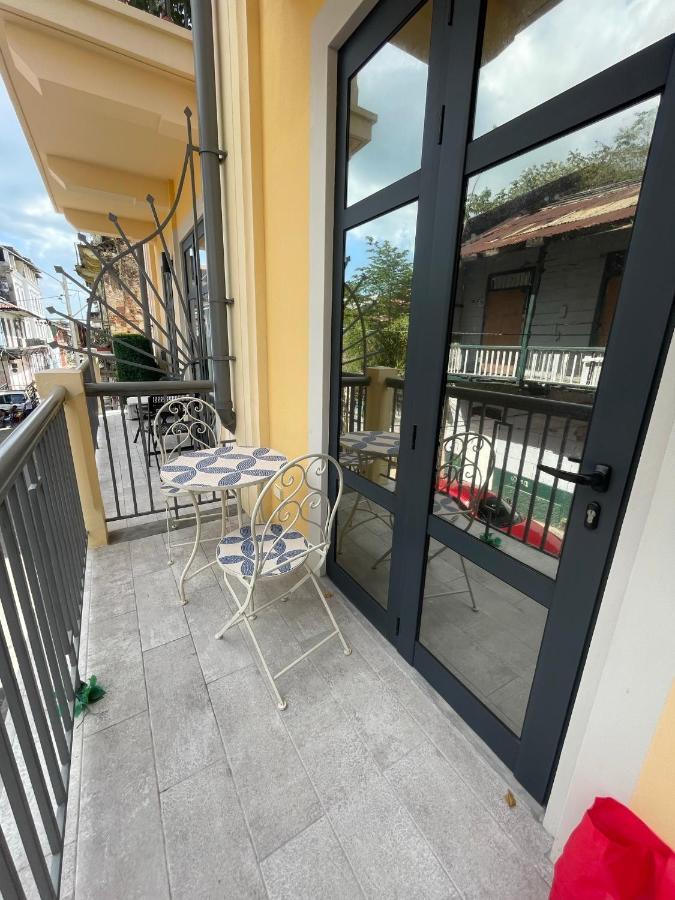 2br Aptsurrounded By History With Modern Amenities *